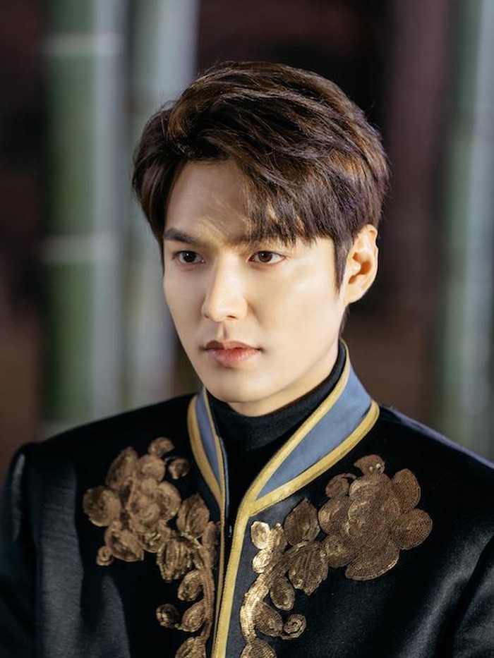 Dalam drama The King: Eternal Monarch (2020), Lee Min Ho tampil rapi dengan potongan rambut pendek dan poni di salah satu sisi. Pesonanya pun makin terlihat kuat, terlebih kala itu Lee Min Ho baru saja kembali dari wajib militernya./ Foto: elle.com.sg