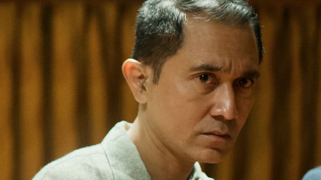 Lukman Sardi merupakan salah satu pemain dalam film Penyalin Cahaya, karya terbaru dari sutradara Wregas Bhanuteja.