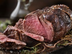 5 Fakta Makan Daging Mentah dalam Islam dan Kesehatan