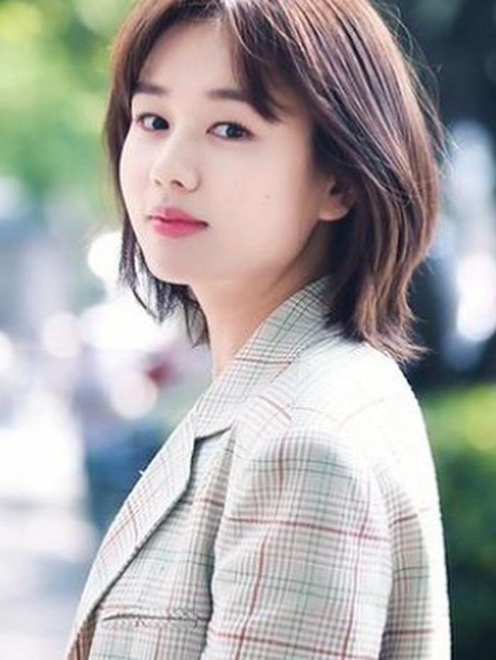 Menjajal dunia pertelevisian, bisa dibilang karier Ahn Eun Jin cukup baik. Ia bahkan berperan dalam beberapa drama populer seperti 'Strangers From Hell', dan 'More Than Friends' / foto: instagram.com/eunjin___a