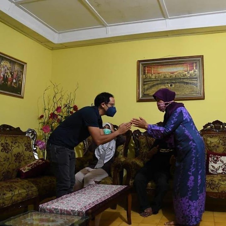<p>"Pengalaman yang luar biasa bisa menginap di rumah keluarga Bu Nuri, salah satu calon Guru Penggerak di Yogyakarta. Saya bisa mendengarkan langsung bagaimana cerita Bu Nuri mendedikasikan hidupnya menjadi guru dan semangatnya untuk membuat perubahan di dunia pendidikan," tulis Nadiem Makarim dalam caption Instagram-nya. (Foto: Instagram @nadiemmakarim)</p>