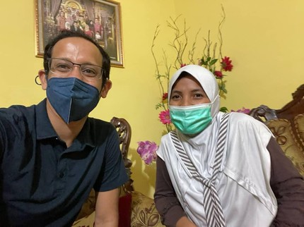 7 Potret Nadiem Makarim Menginap di Rumah Guru SD di Yogyakarta