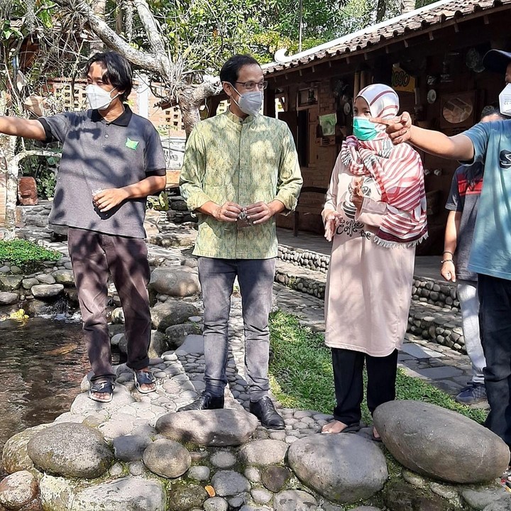 <p>Nuri pun mengaku terharu dan tidak menyangka, menteri mau menginap di rumah seorang guru dan ia masih tak percaya bisa ngobrol sedekat itu. "Kedatangan beliau menjadi motivasi bagi saya untuk selalu tergerak, bergerak dan menggerakkan komunitas serta selalu berubah, berbagi dan kolaborasi," tulis guru di SDN Jetis Harjo, Sleman itu. (Foto: Instagram @khoirynuria)</p>