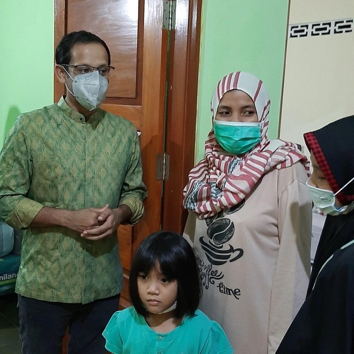 <p>Namun, sebelum meninjau, Nadiem Makarim rupanya mampir ke salah satu rumah calon Guru Penggerak di Yogyakarta yaitu Khoiry Nuria. Nuri, sapaan karibnya, awalnya mengaku kaget dan tak percaya. (Foto: Instagram @khoirynuria)</p>