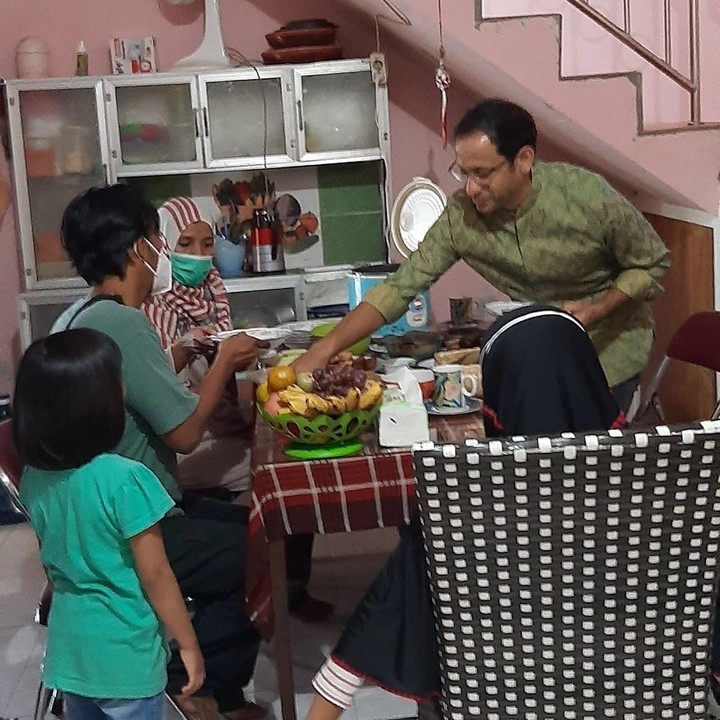 <p>Di sana Nadiem Makarim dijamu bak keluarga sendiri yang bermalam di sana. Ia diberi makanan khas Yogyakarta seperti gudeg, krecek, dan tahu tempe bacem, Bunda. (Foto: Instagram @khoirynuria)</p>