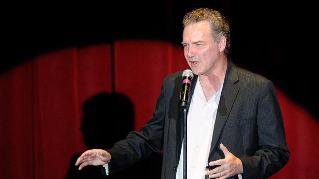 Norm Mcdonald memulai karier komedinya tahun 1992 di klub-klub komedi Kanada. Popularitasnya menanjak ketika bergabung di acara Saturday Night Live.