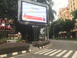 Awal Mula Papan Iklan di SCBD Jaksel Dikeluhkan karena Halangi Trotoar
