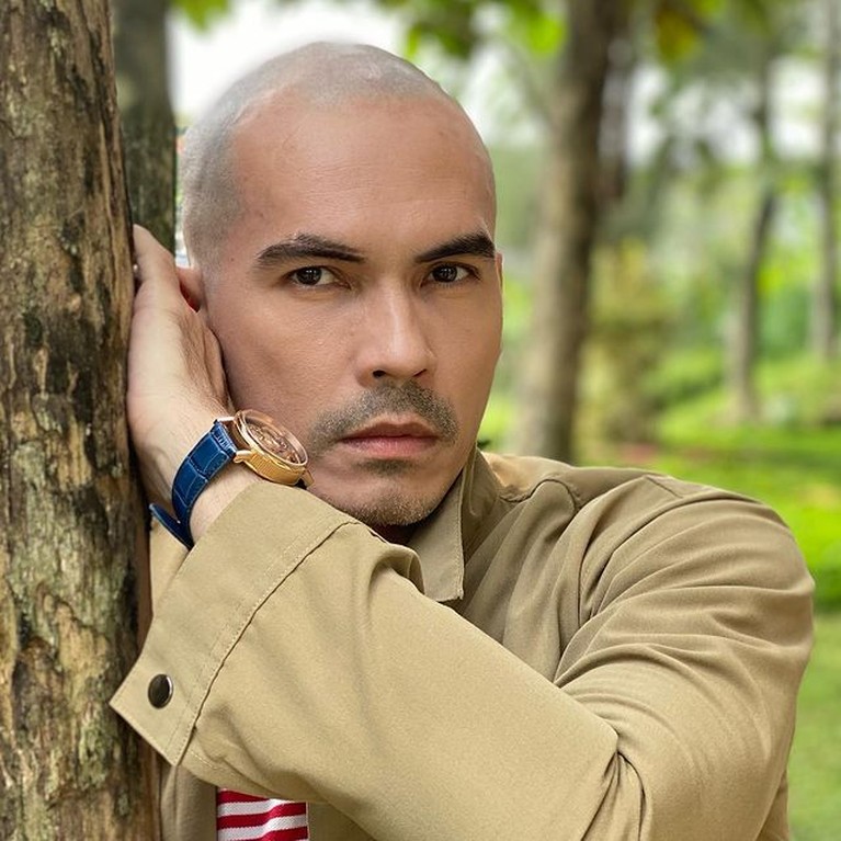 Penampilan Terbaru & Beda Atalarik Syach dengan Kepala Botak Jadi Sorotan Penampilan terbaru Atalarik Syach sangat berbeda dari biasanya. Yuk kita intip potretnya dengan kepala botak!