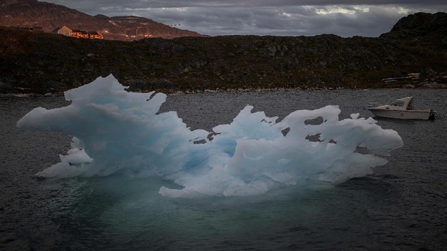 Greenland nan kerap disebut sebagai daratan hijau terletak terletak di Samudra Atlantik Utara. Lebih dari 80 persen wilayah ini tertutup es.