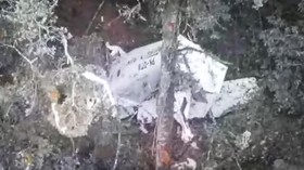 Petugas Evakuasi Sejumlah Komponen Pesawat Rimbun Air