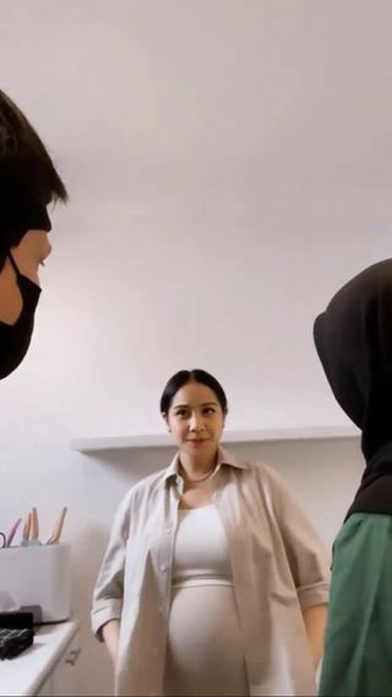 Potret Aurel Hermansyah & Nagita Slavina Pamer Baby Bump, Gemas! Sama-sama sedang hamil, Nagita Slavina dan Aurel Hermansyah pamer baby bump. Yuk intip potret mereka!