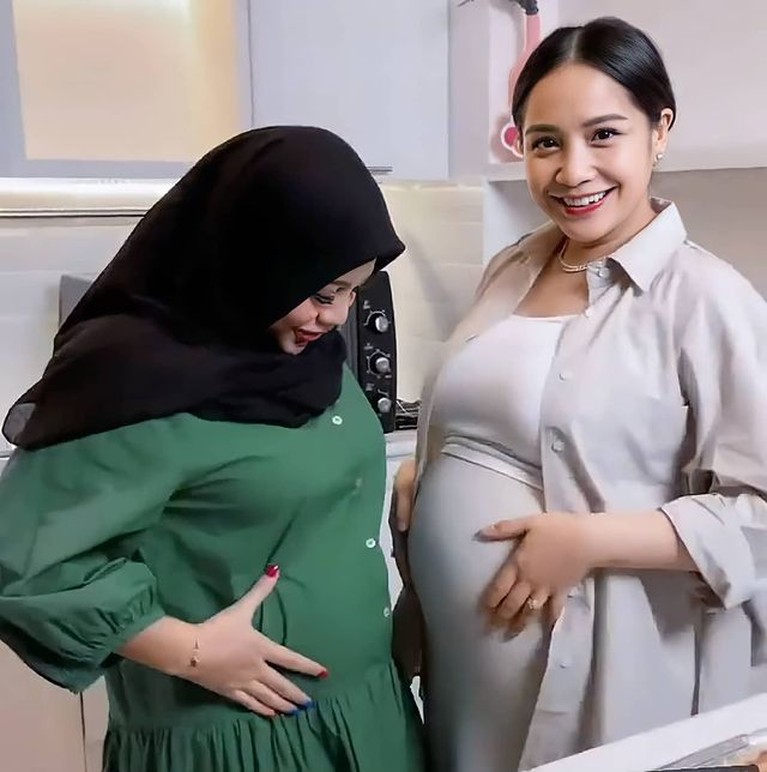 Potret Aurel Hermansyah & Nagita Slavina Pamer Baby Bump, Gemas! Sama-sama sedang hamil, Nagita Slavina dan Aurel Hermansyah pamer baby bump. Yuk intip potret mereka!