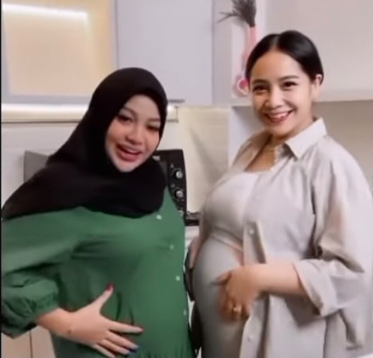 Potret Aurel Hermansyah & Nagita Slavina Pamer Baby Bump, Gemas! Sama-sama sedang hamil, Nagita Slavina dan Aurel Hermansyah pamer baby bump. Yuk intip potret mereka!