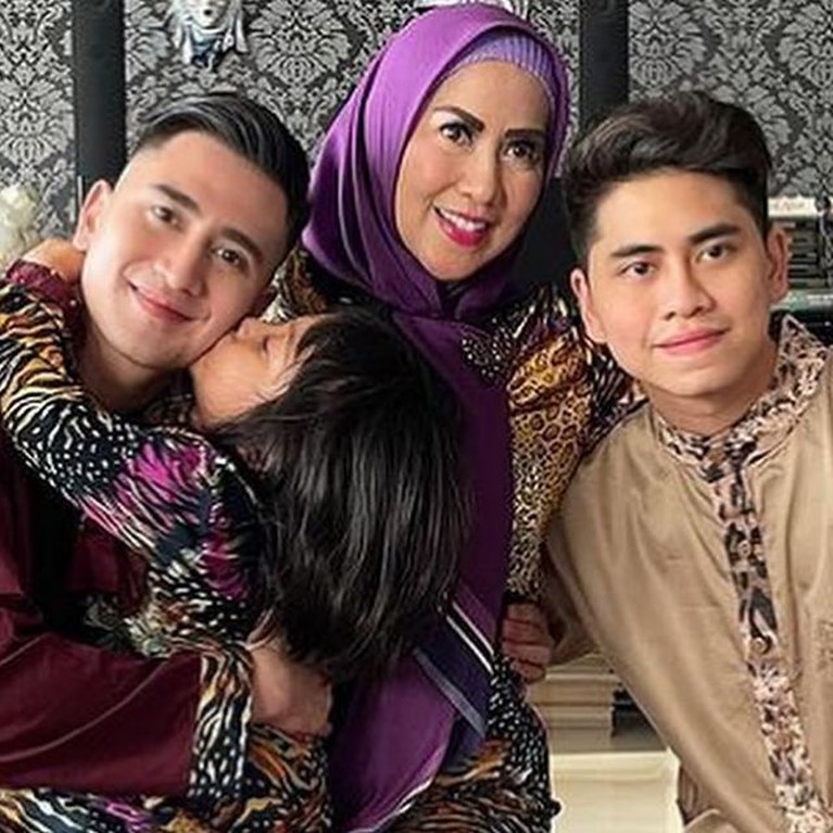 Potret Gemas Vania Putri Angkat Venna Melinda yang Kini Berusia 5 Tahun Venna Melinda memiliki seorang putri angkat bernama Vania yang kini tumbuh menjadi gadis yang lucu. Yuk intip potretnya!