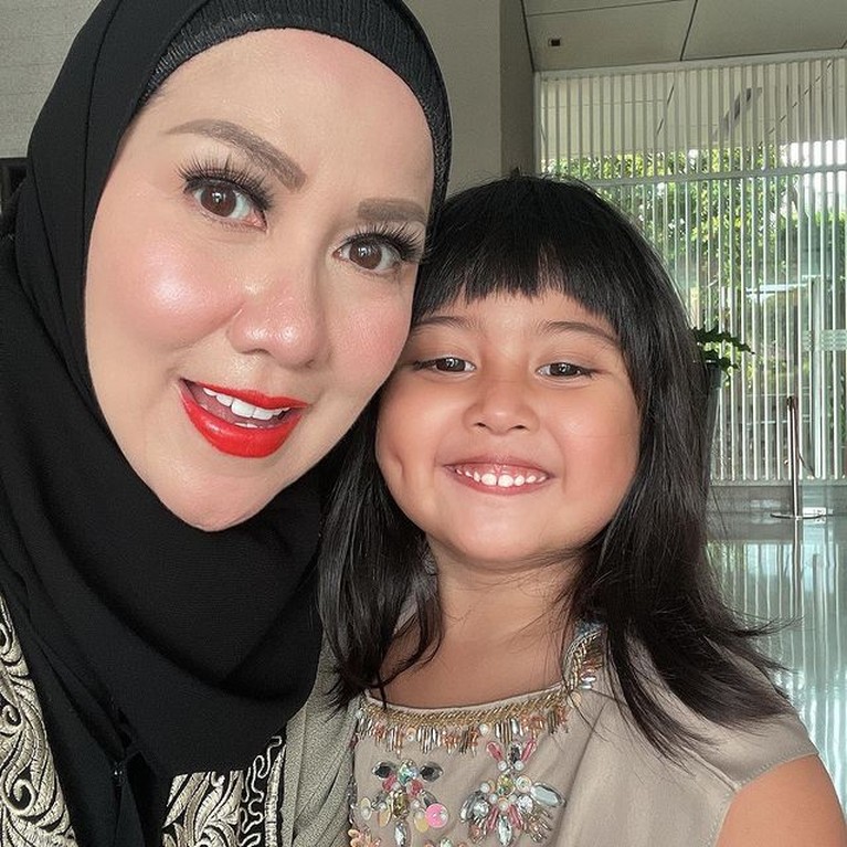 Potret Gemas Vania Putri Angkat Venna Melinda yang Kini Berusia 5 Tahun Venna Melinda memiliki seorang putri angkat bernama Vania yang kini tumbuh menjadi gadis yang lucu. Yuk intip potretnya!