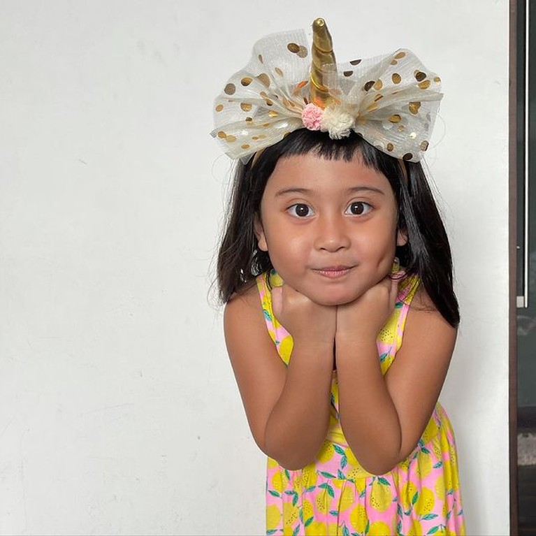 Potret Gemas Vania Putri Angkat Venna Melinda yang Kini Berusia 5 Tahun Venna Melinda memiliki seorang putri angkat bernama Vania yang kini tumbuh menjadi gadis yang lucu. Yuk intip potretnya!