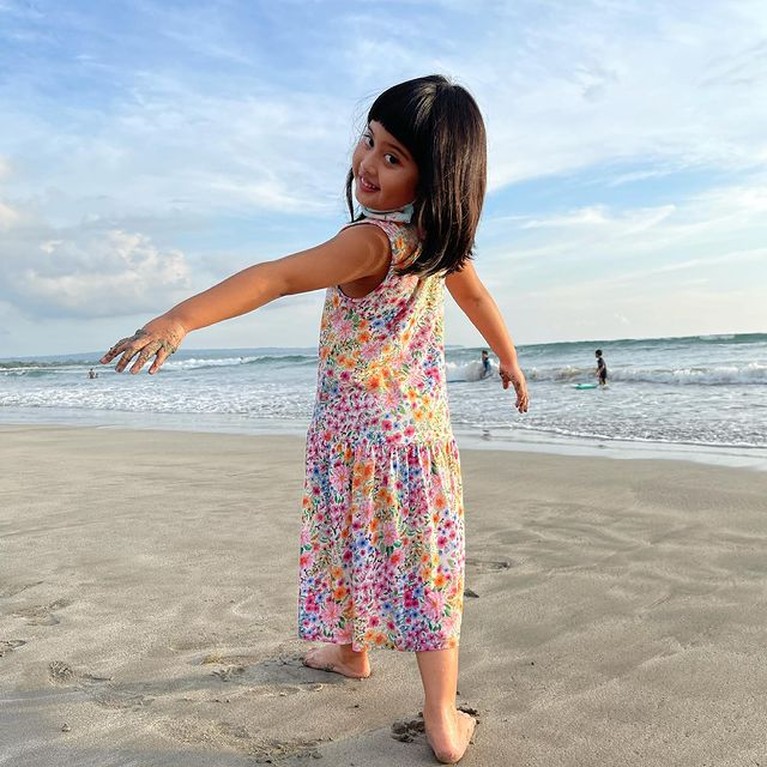 Potret Gemas Vania Putri Angkat Venna Melinda yang Kini Berusia 5 Tahun Venna Melinda memiliki seorang putri angkat bernama Vania yang kini tumbuh menjadi gadis yang lucu. Yuk intip potretnya!