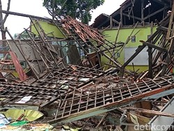 Lapuk Dimakan Usia, Bangunan Kelas SDN 2 Cengkoak Cirebon Ambruk