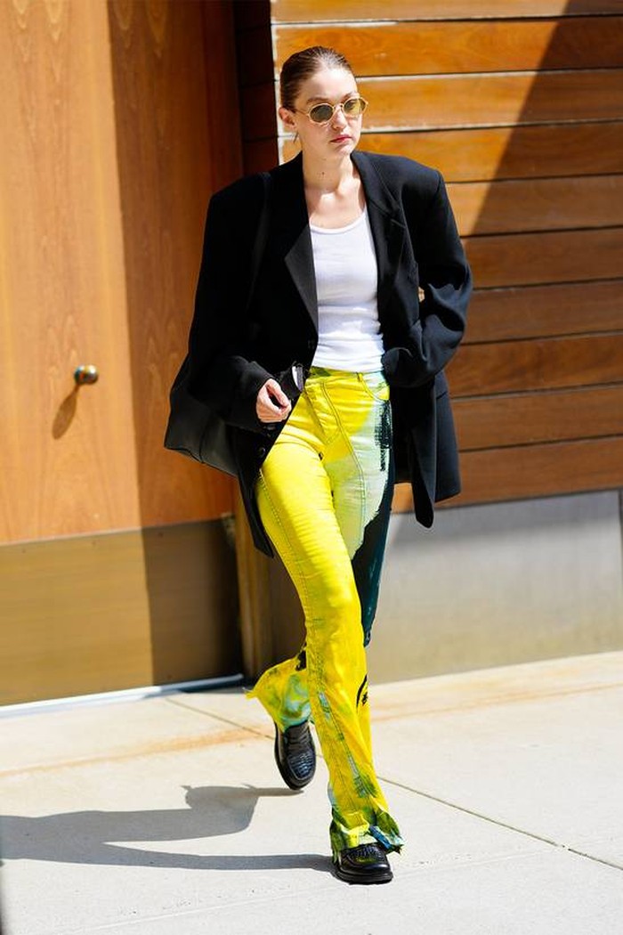 Sebagai seorang supermodel, Gigi akan dituntut tampil stylish di setiap kesempatan. Seperti saat ia memakai tank top putih dengan oversized blazer hitam, ia tampak menawan ditambah dengan celananya yang berwarna menyala. /Foto: Gotham