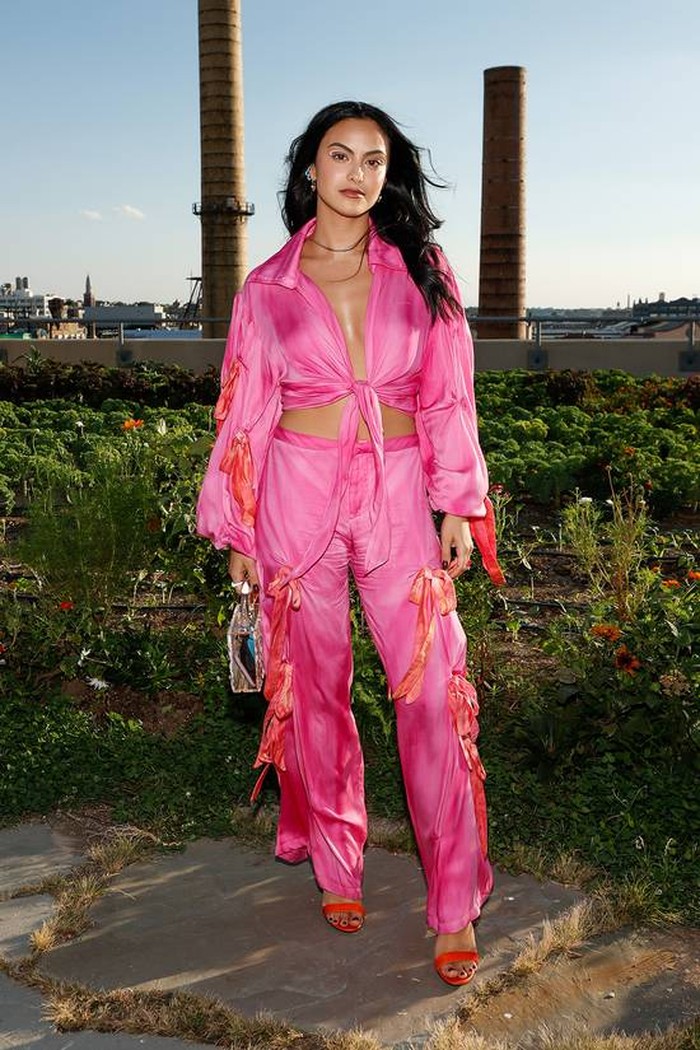 Si cantik dari serial Riverdale, Camila Mendes, juga nggak mau ketinggalan nih untuk hadir di New York Fashion Week. Camila datang ke show Collina Strada dengan balutan senada, yakni hot pink top dan celana bergaya cowboy girl. Foto: hypebae.com/Arturo