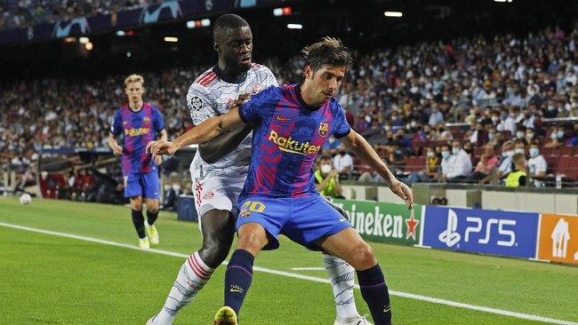 Pemain Barcelona disebut menangis di ruang ganti setelah dipermalukan Bayern Munchen 0-3 pada laga pertama Grup E Liga Champions.