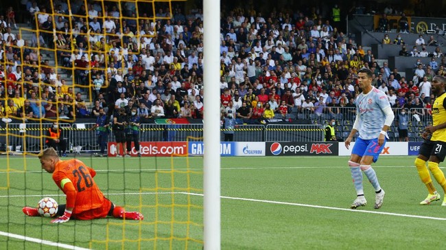 Ronaldo mencetak gol ke gawang Young Boys yang membuat Man Utd untuk sementara memimpin 1-0.