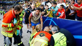 FOTO: Detik-detik Kepala Petugas Kena Bola Tendangan Ronaldo