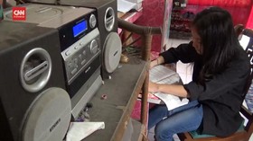 VIDEO: Tak Gunakan Internet, Siswa Dengar Radio Untuk Belajar