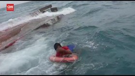 VIDEO: KM elang Laut Dihantam Ombak Tinggi, 4 Orang Hilang