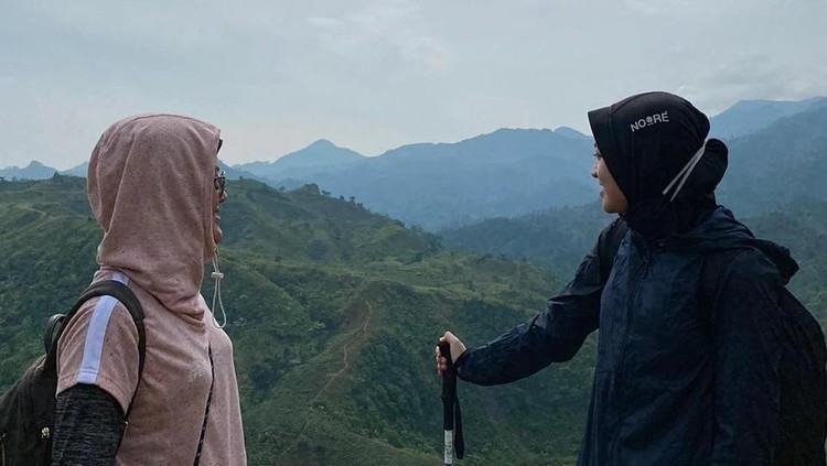 Trekking Bersama Keluarga