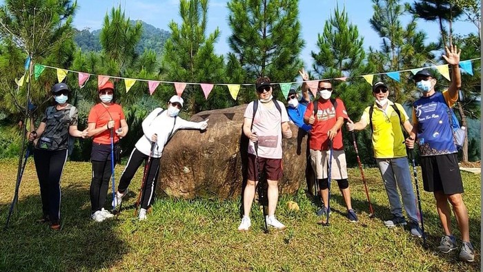 Trekking Bersama Keluarga