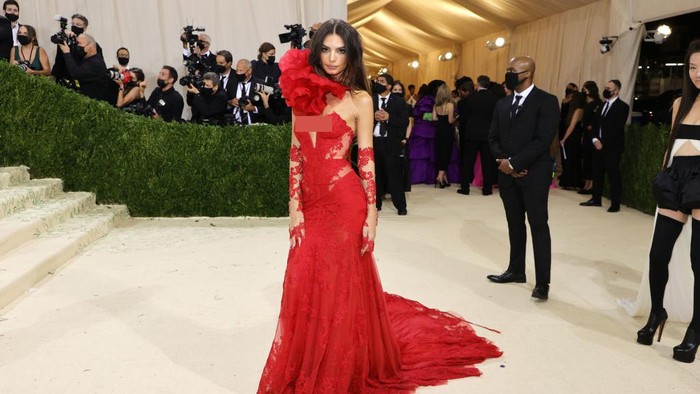 NEW YORK, NEW YORK - SEPTEMBER 13: Emily Ratajkowski attends The 2021 Met Gala Celebrating In America: A Lexicon Of Fashion at Metropolitan Museum of Art on September 13, 2021 in New York City. (Photo by Mike Coppola/Getty Images)