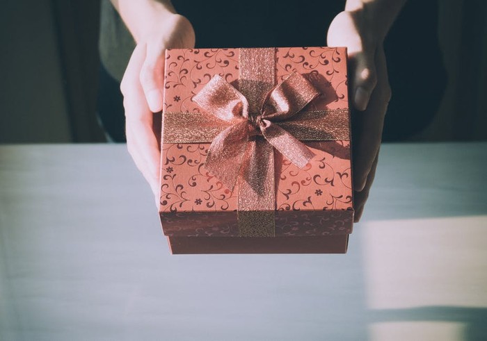 Memberi Kado Pernikahan untuk Teman Kantor