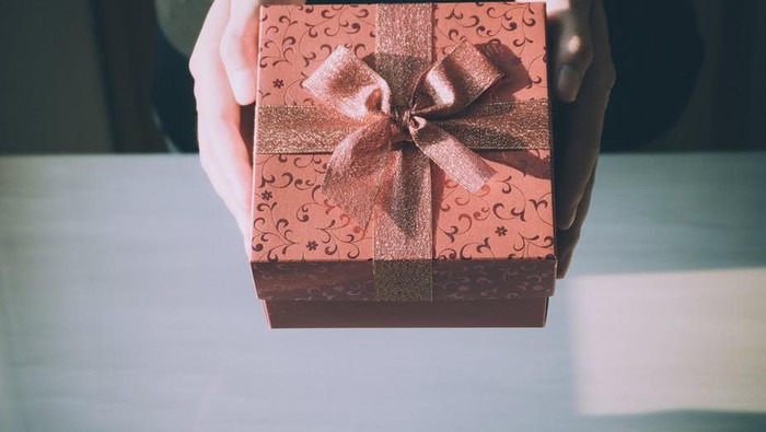 Memberi Kado Pernikahan untuk Teman Kantor