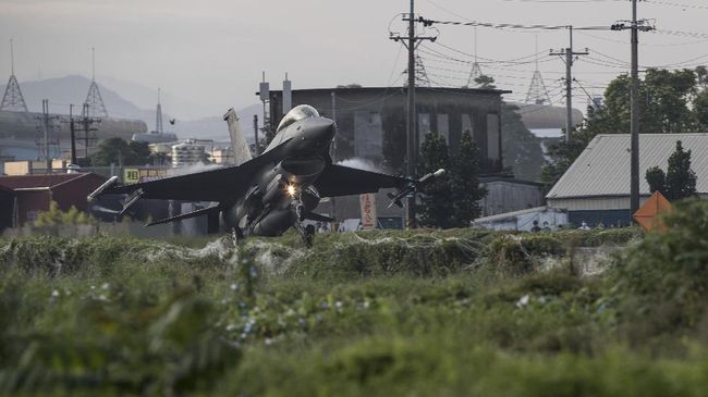 Sebuah jet tempur Taiwan jatuh setelah hilang kontak sebelum mendarat, di mana pilot pesawat itu kemudian ditemukan tewas, Selasa (31/5).