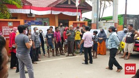 Pelayanan Lamban, Kantor Lurah di Makassar Disegel Warga