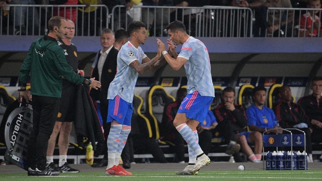 Cristiano Ronaldo menunjukkan wajah kesal saat diganti pelatih Manchester United Ole Gunnar Solskjaer saat timnya dikalahkan Young Boys di Liga Champions.