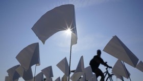 FOTO: Hamparan Bendera Putih, Simbol Duka AS Diterpa Covid-19