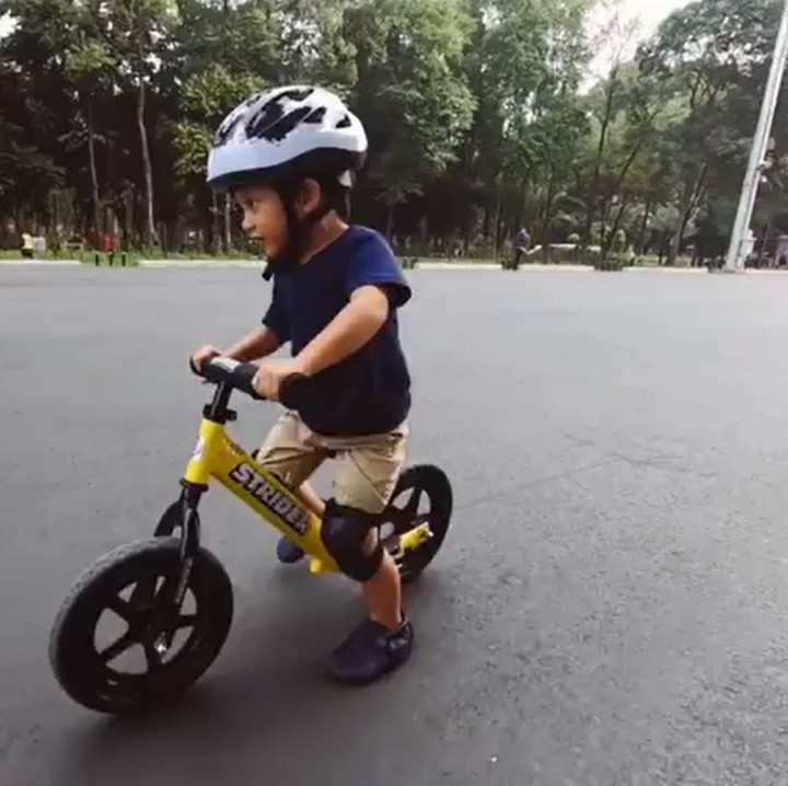 <p>Anak pertama penyanyi Andien Aisyah dan Irfan Wahyudi, yakni Anaku Askara Biru atau Kawa, kini sudah jago <em>balance bike</em>, Bunda. (Foto: Instagram @andienaisyah)</p>