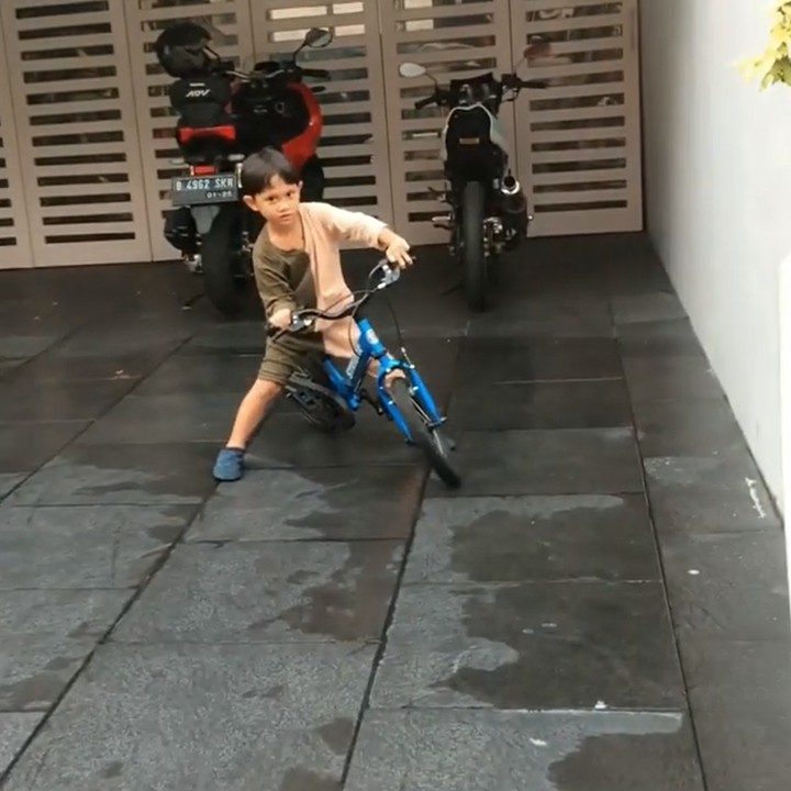 <p>Di sebuah video, Kawa juga menunjukkan kemahirannya, lho. (Foto: Instagram @andienaisyah)</p>