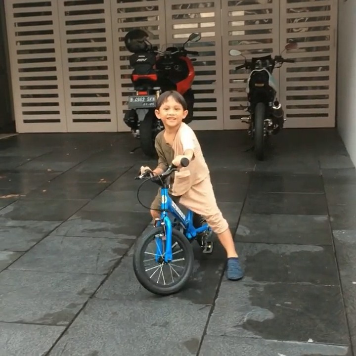 <p>Bagaimana, Bunda juga tertarik untuk ajarkan si Kecil gunakan <em>balance bike</em> seperti Kawa? (Foto: Instagram @andienaisyah)</p>