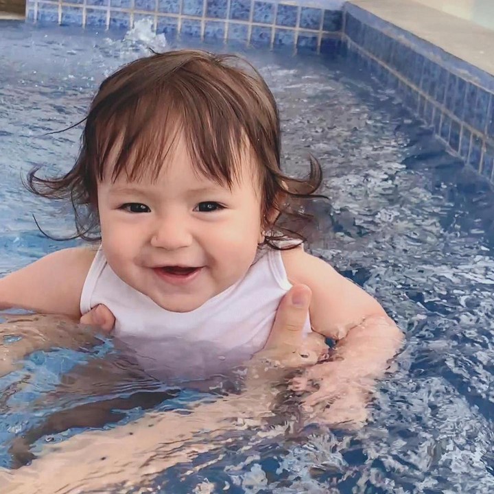 <p>Di usianya yang hampir menginjak 1 tahun itu, baby Chloe tumbuh menjadi anak yang menggemaskan, lho. (Foto: Instagram @asmirandah89)</p>