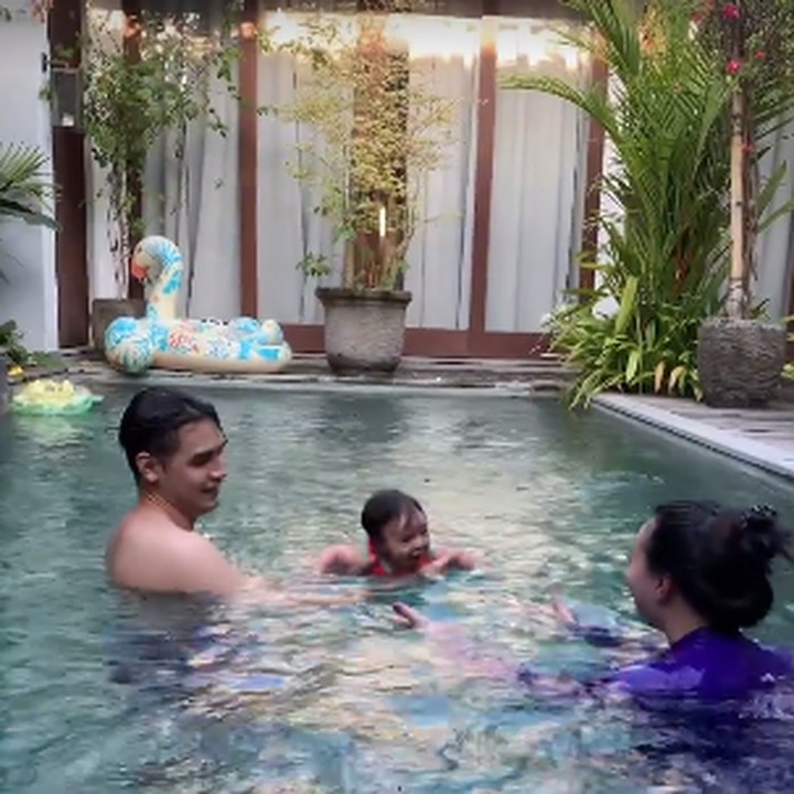 <p>Kegiatan renang baby Chloe ini biasa dilakukan bersama kedua orangtuanya, Bunda. (Foto: Instagram @asmirandah89)</p>