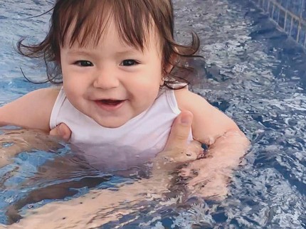 7 Potret Seru Anak Perempuan Asmirandah, Sudah Diajari Berenang Sejak Bayi