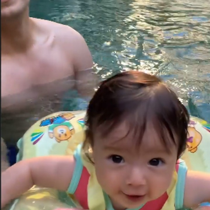 <p>Baik Asmirandah maupun Jonas, keduanya juga amat menikmati kebersamaan saat mengajari Chloe berenang. (Foto: Instagram @asmirandah89)</p>