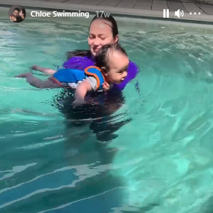 <p>Enggak hanya itu, sejak bayi Chloe juga telah diajarkan berenang nih, Bunda. Chloe tampak menikmati aktivitas berenangnya bersama sang bunda, Asmirandah. (Foto: Instagram @asmirandah89)</p>