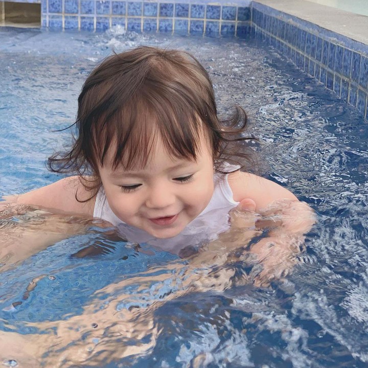 <p>Saat berada di dalam air, baby Chloe terlihat amat senang dan menikmati moment tersebut. (Foto: Instagram @asmirandah89)</p>