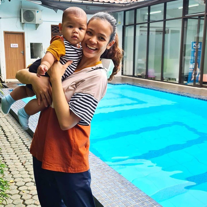 <p>Setelah menjadi Bunda, Cantika terlihat semakin memesona ketika momong sang buah hati. Nih, potretnya ketika sedang menghabiskan waktu bersama <em>baby</em> Janta. (Foto: Instagram @cantikafelder)</p>