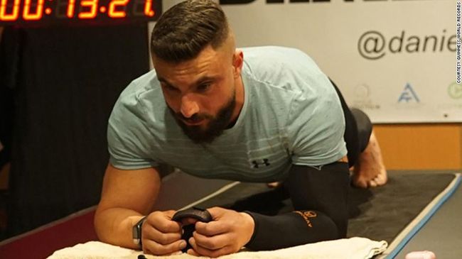 Rekor plank terlama di dunia dipecahkan oleh pria Australia, Daniel Scali, yang bahkan tengah mengidap penyakit kronis Complex Regional Pain Syndrome (CRPS).
