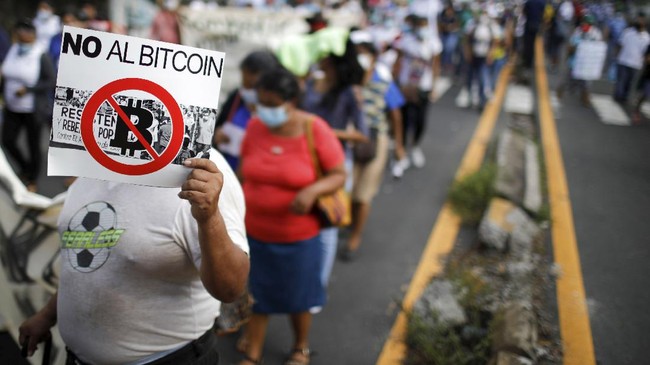 Ribuan warga El Salvador turun ke jalan memprotes kebijakan Presiden Nayib Bukele melegalkan Bitcoin sebagai alat pembayaran yang sah di negara tersebut.